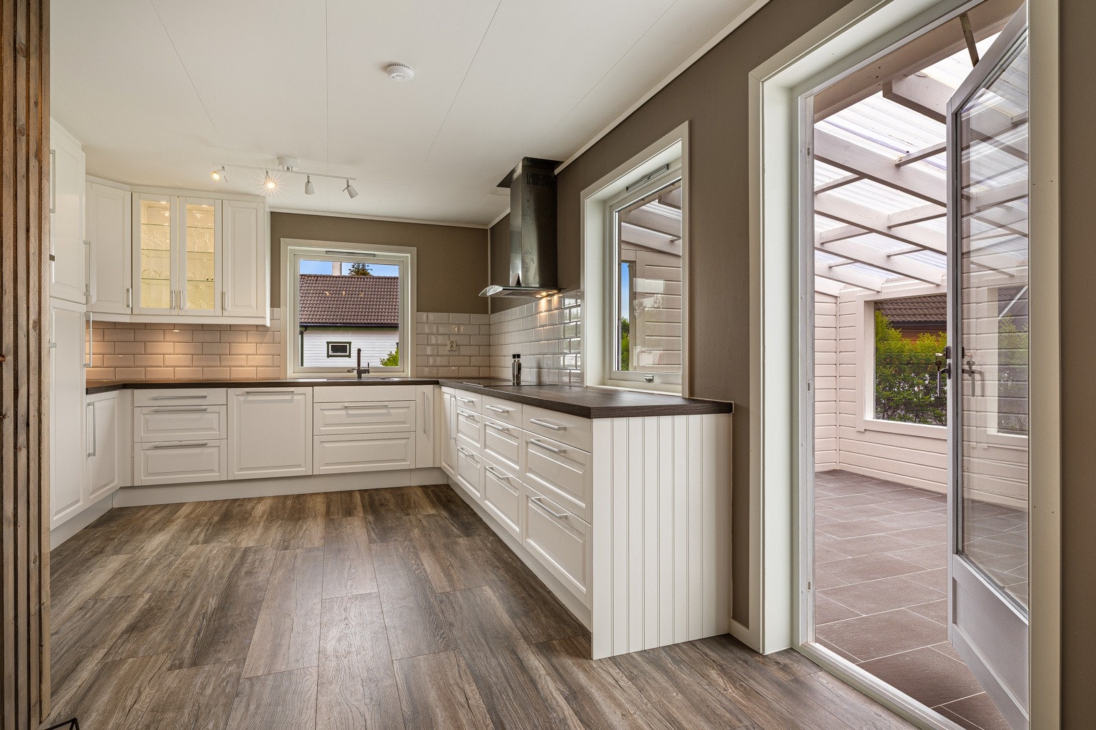 Fra kjøkken er det utgang til innglasset hagestue på 24 kvm. Galleribilde