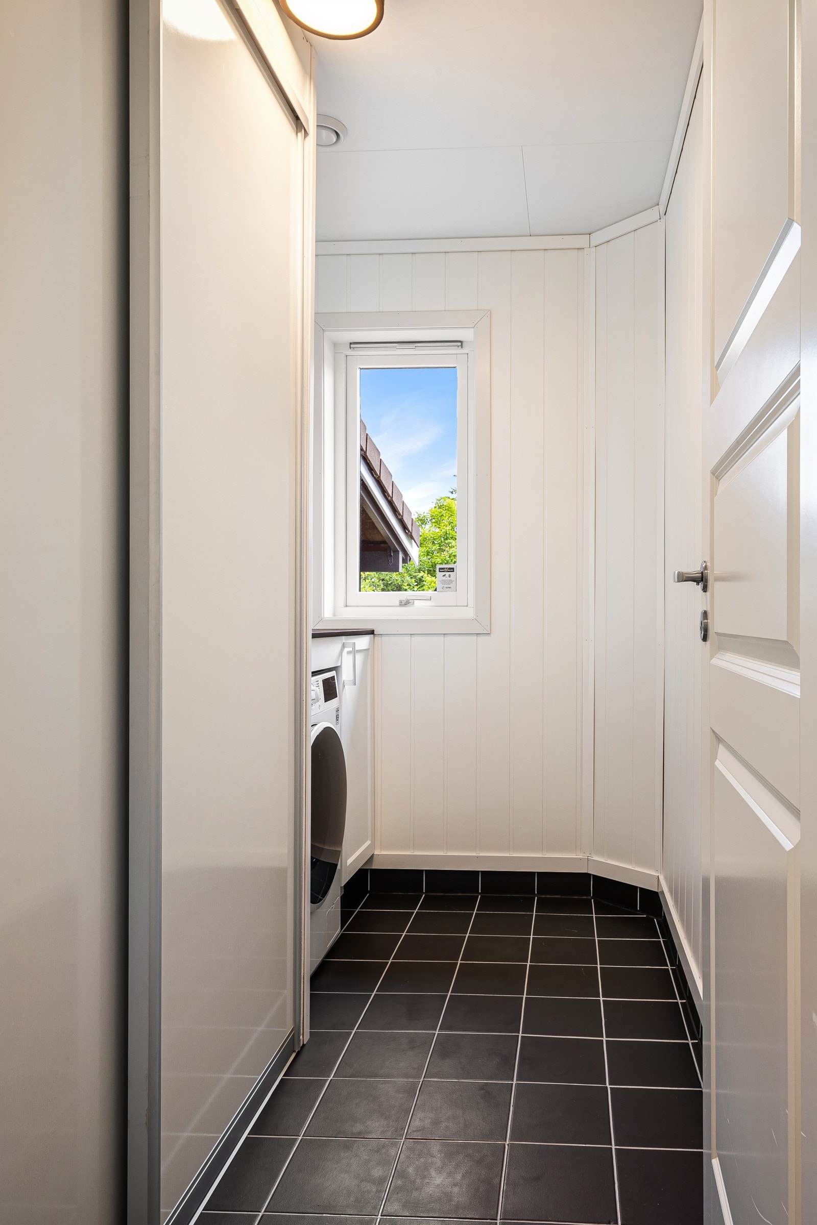 Vaskerom inneholder: Vegghengt vaskekar, benkeplate, skap og skyvedørsfronter. Opplegg for vaskemaskin. Stoppekrane, v.v bereder og rør-i-rør skap. Galleribilde