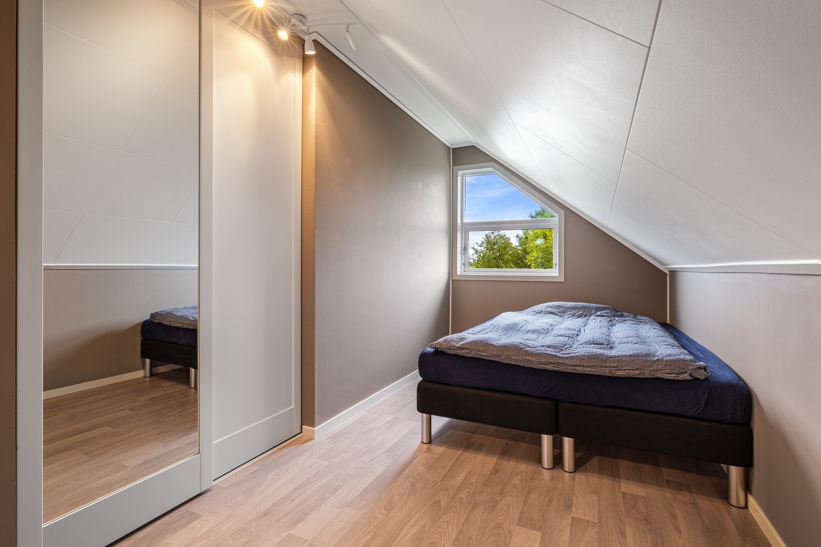 Soverom med skyvedørsgarderobe. Galleribilde