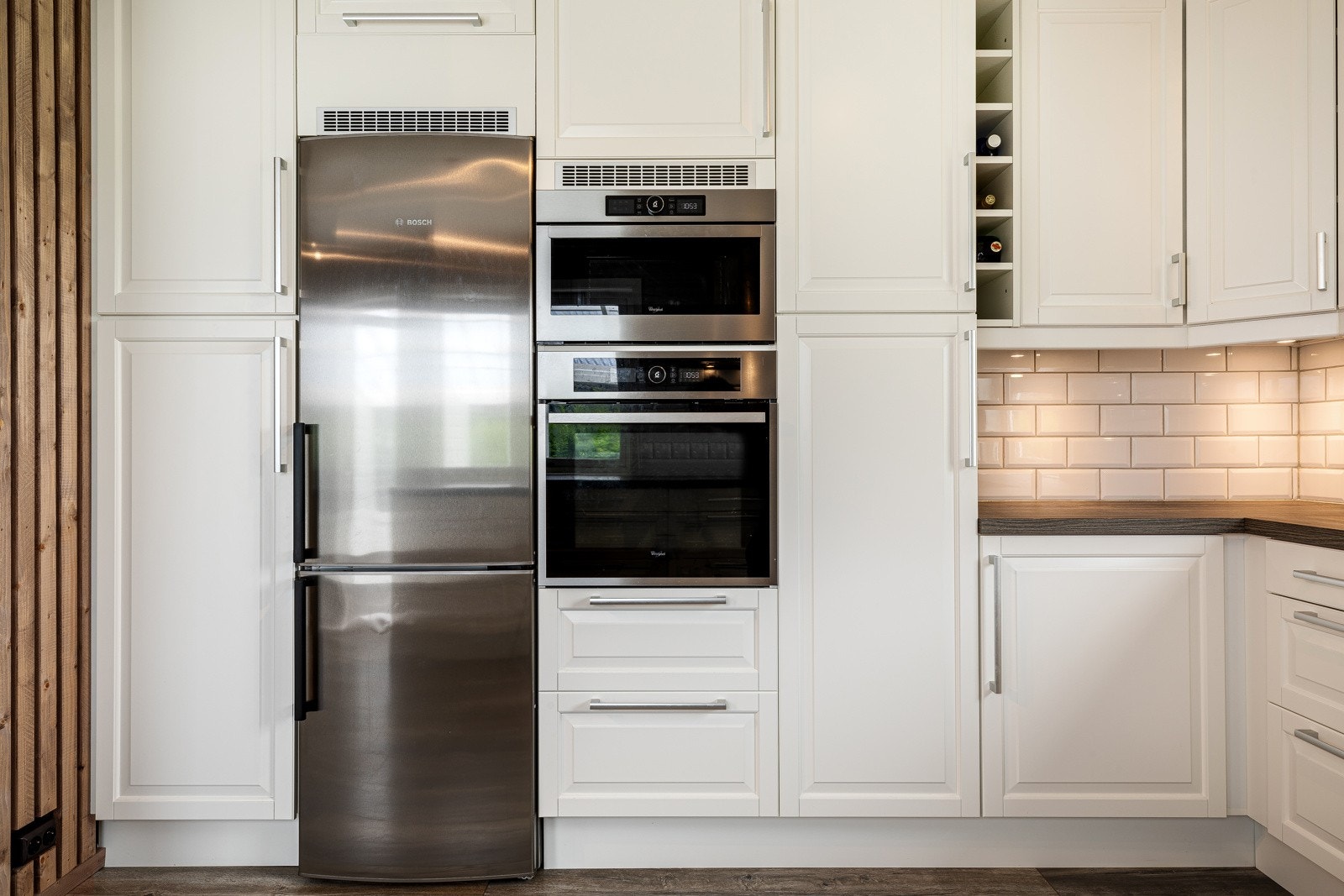 Praktisk kjøkken med god skap- og benkeplass. Galleribilde