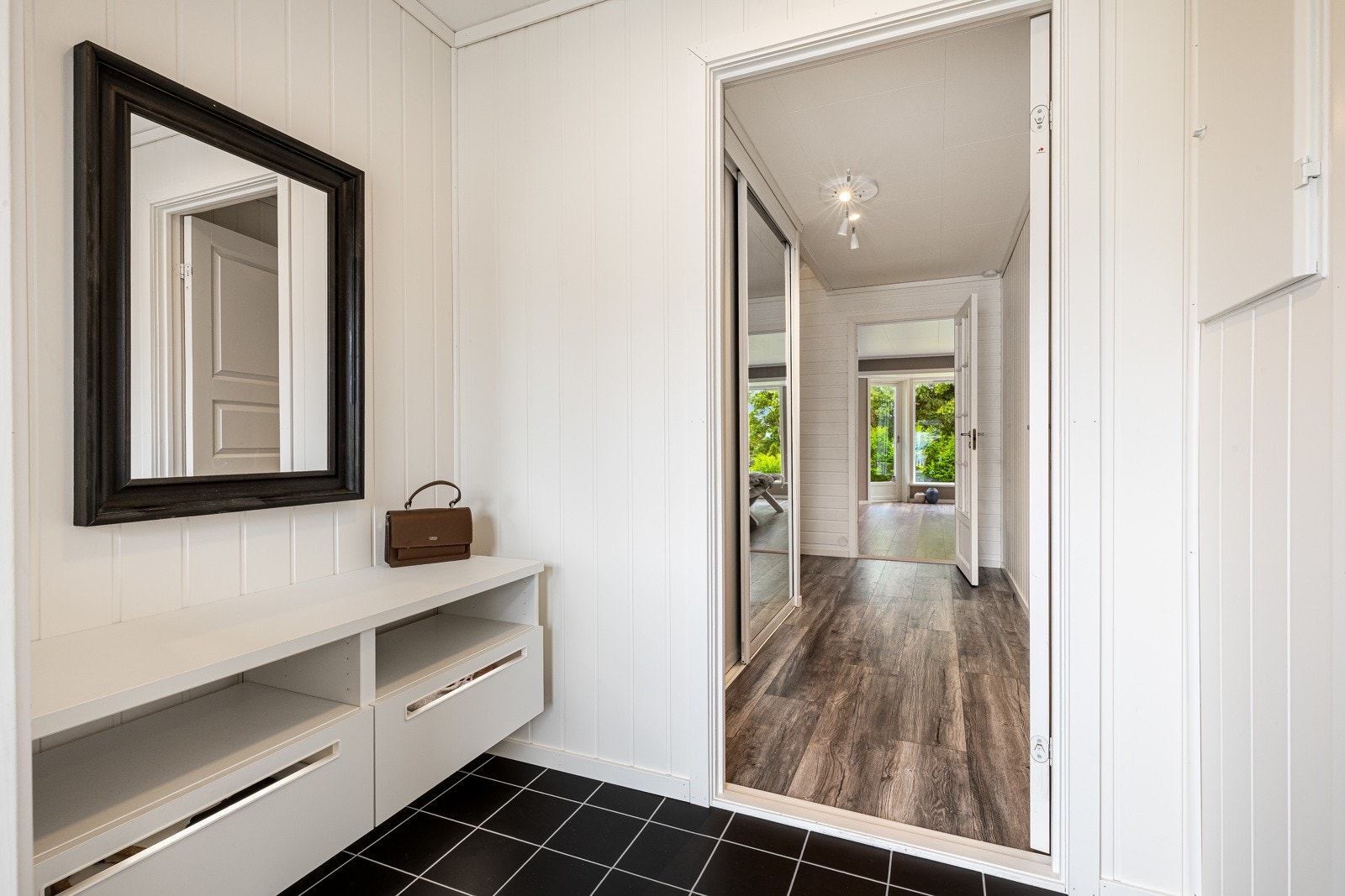 Entrè på 2,8 kvm. Mørke gulvfliser, varme i gulv. Galleribilde