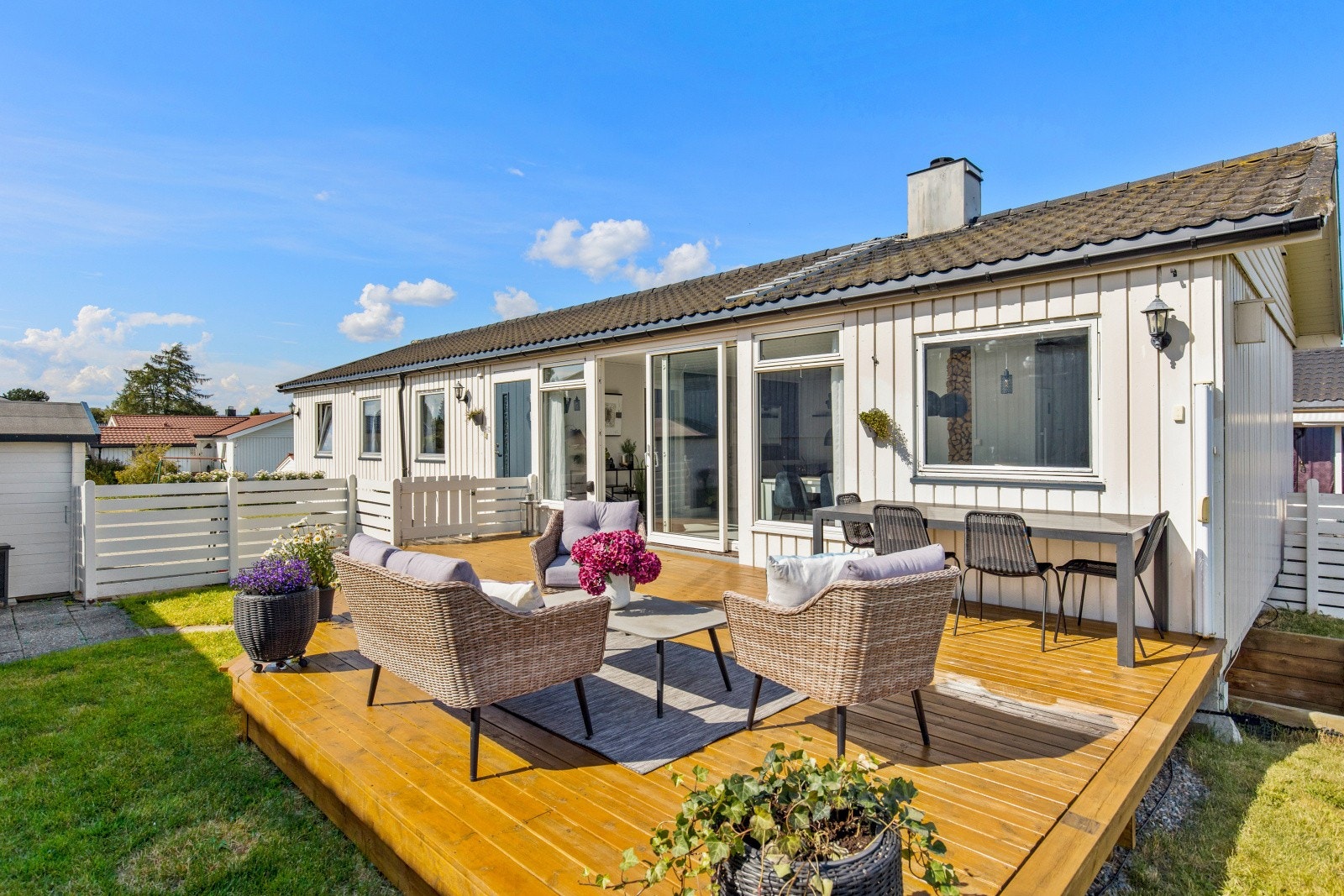 Boligen har en flott terrasse med god plass til sittegruppe. Galleribilde