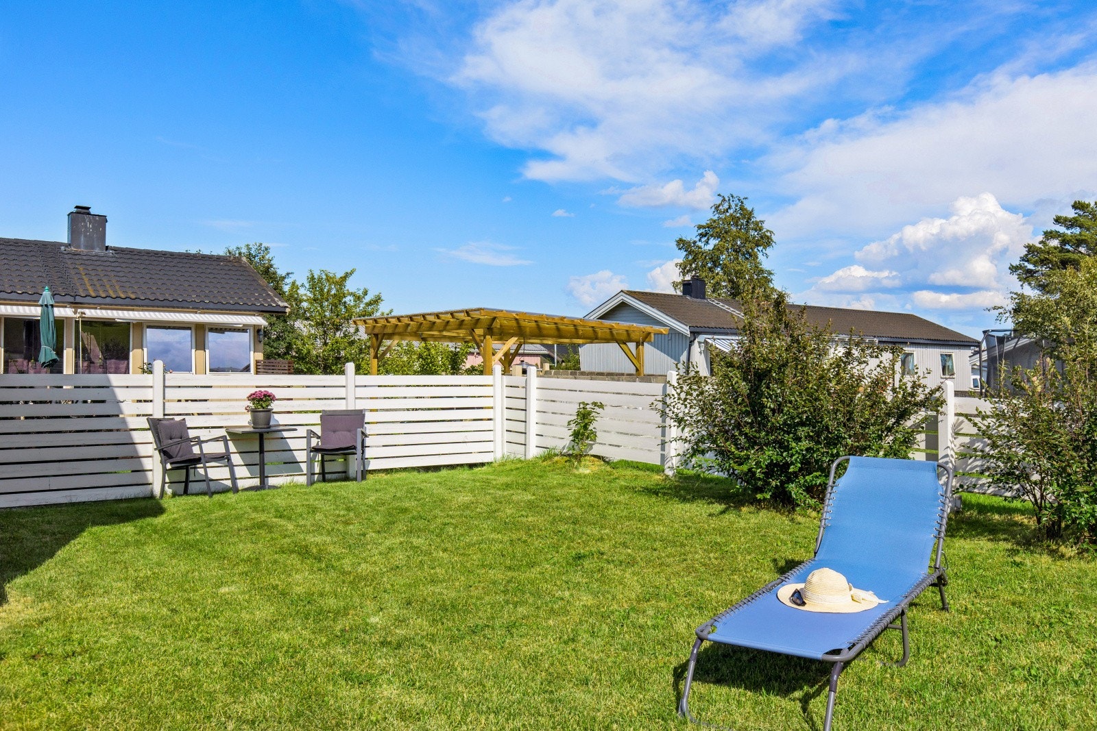 Flott opparbeidet hage med prydbusker. Galleribilde