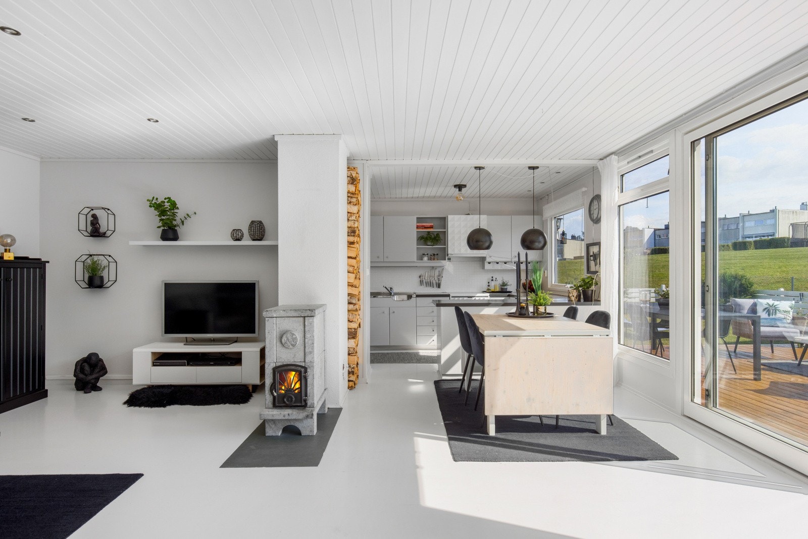 I boligen er det store vindusflater som gir godt med naturlig lysinnslipp. Galleribilde