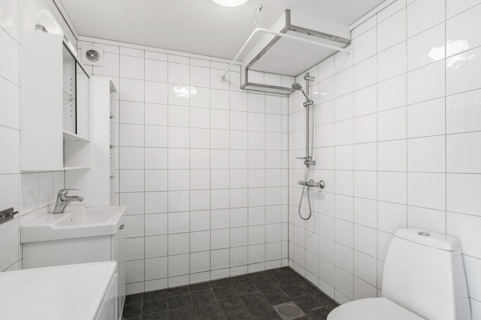 Bad i tilleggsdel med flislagte overflater. Tilstandsgrad 1 fra takstmann. Galleribilde