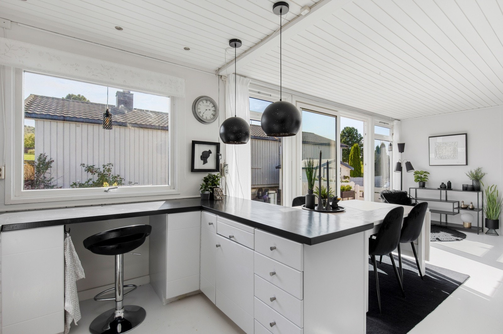 Kjøkkenet har rikelig med skap- og benkeplass. Galleribilde