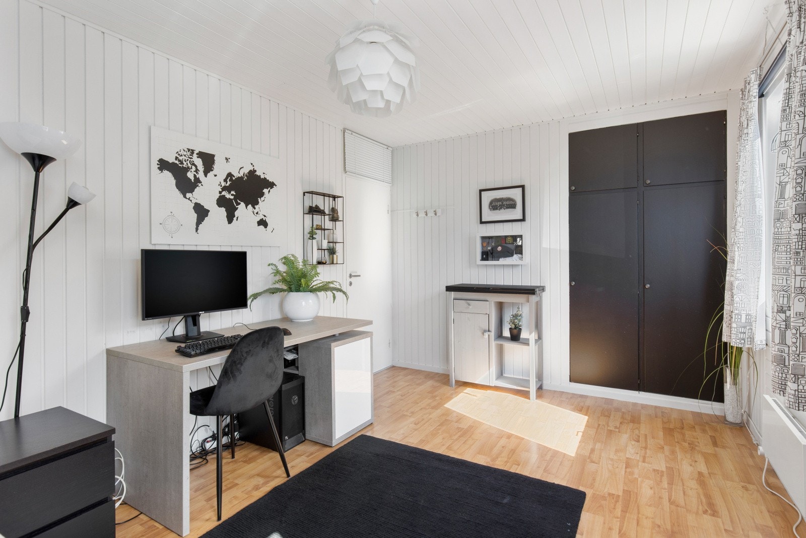 Her er det blant annet plassbygd garderobeskap. Galleribilde