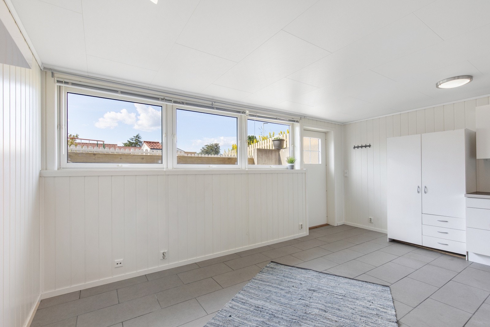 Tilleggsdel i kjeller har egen inngang, stue, kjøkken og bad. Kjelleren har tidligere vært utleid. Galleribilde