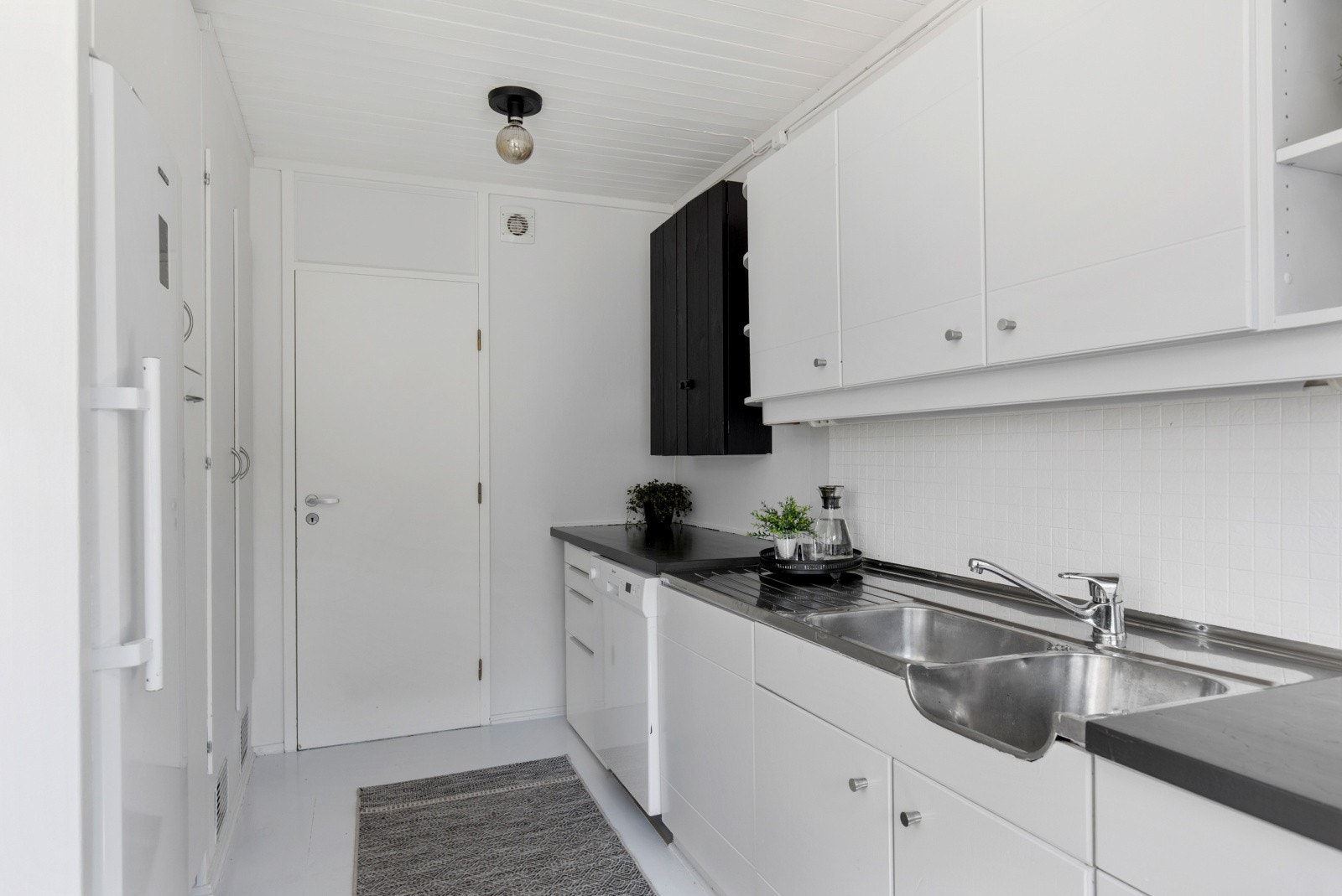 Fra kjøkkenet er det også tilgang til matbod for god oppbevaring. Galleribilde