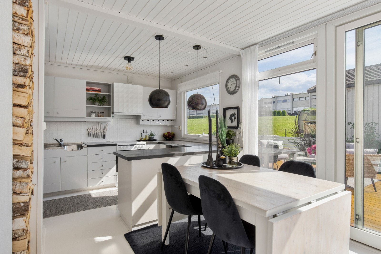 Mellom stua og kjøkkenet er det plass til spisebord hvor man kan samle familie og venner. Galleribilde