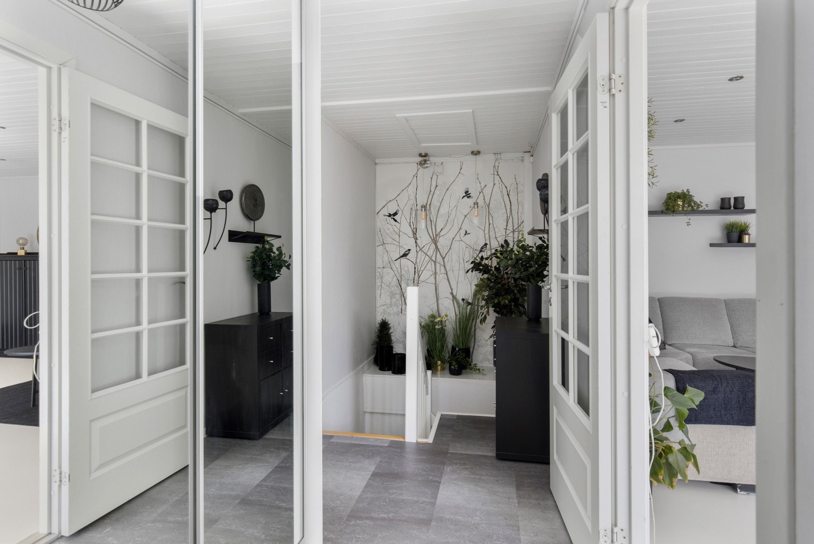 Lys og innbydende gang med skyvedørsgarderobe. Galleribilde