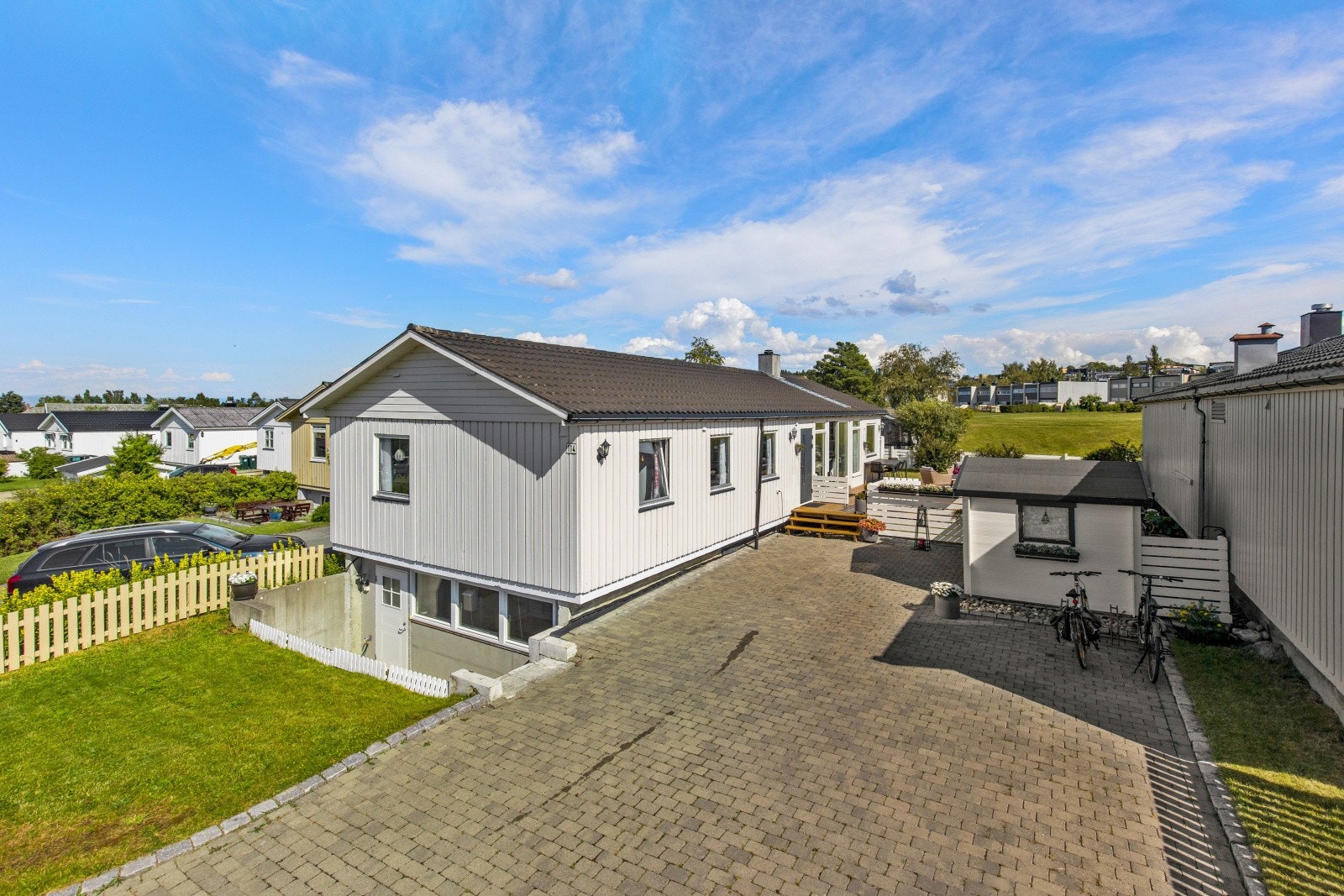 Inngangsparti og nedgang til tilleggsdel. Galleribilde