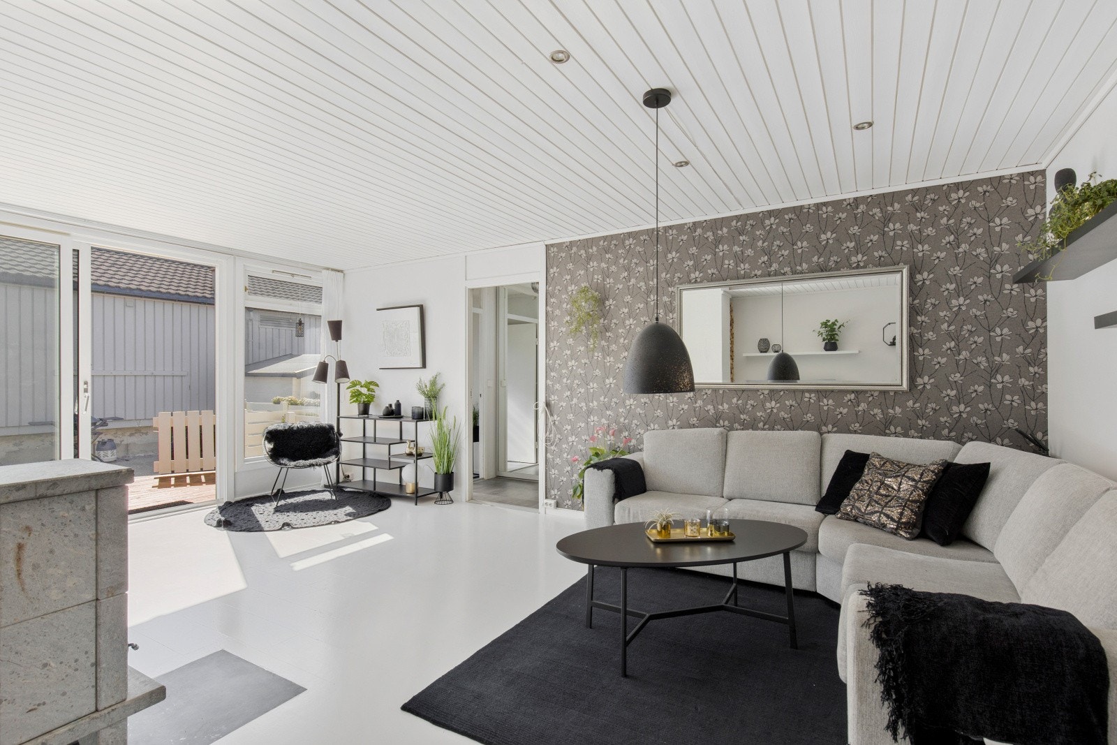 Her er det praktisk vedovn for kalde dager, samt downlights i tak for bedre belysning. Galleribilde