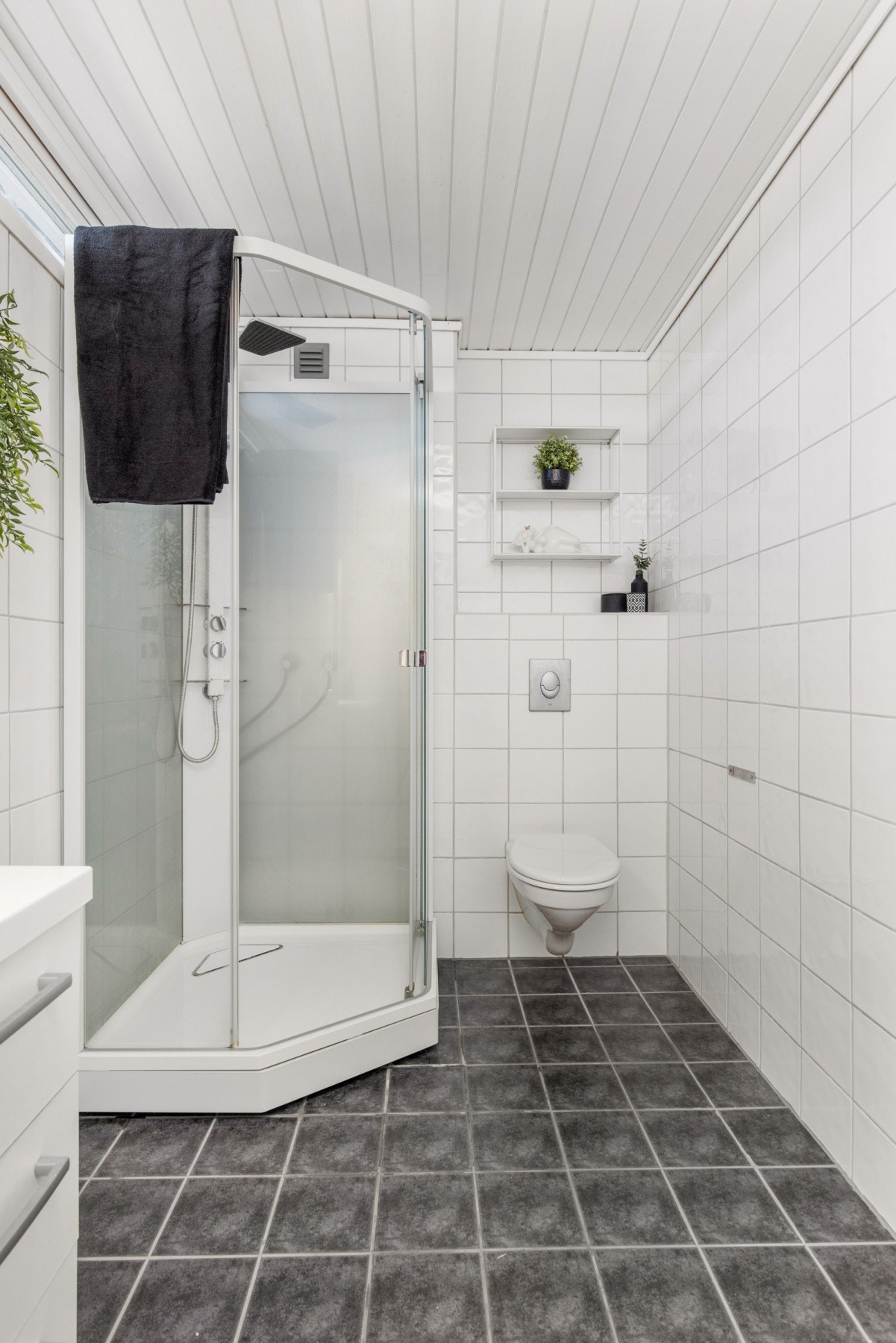 På badet er det en praktisk baderomsinnredning, dusjkabinett og vegghengt toalett. Galleribilde