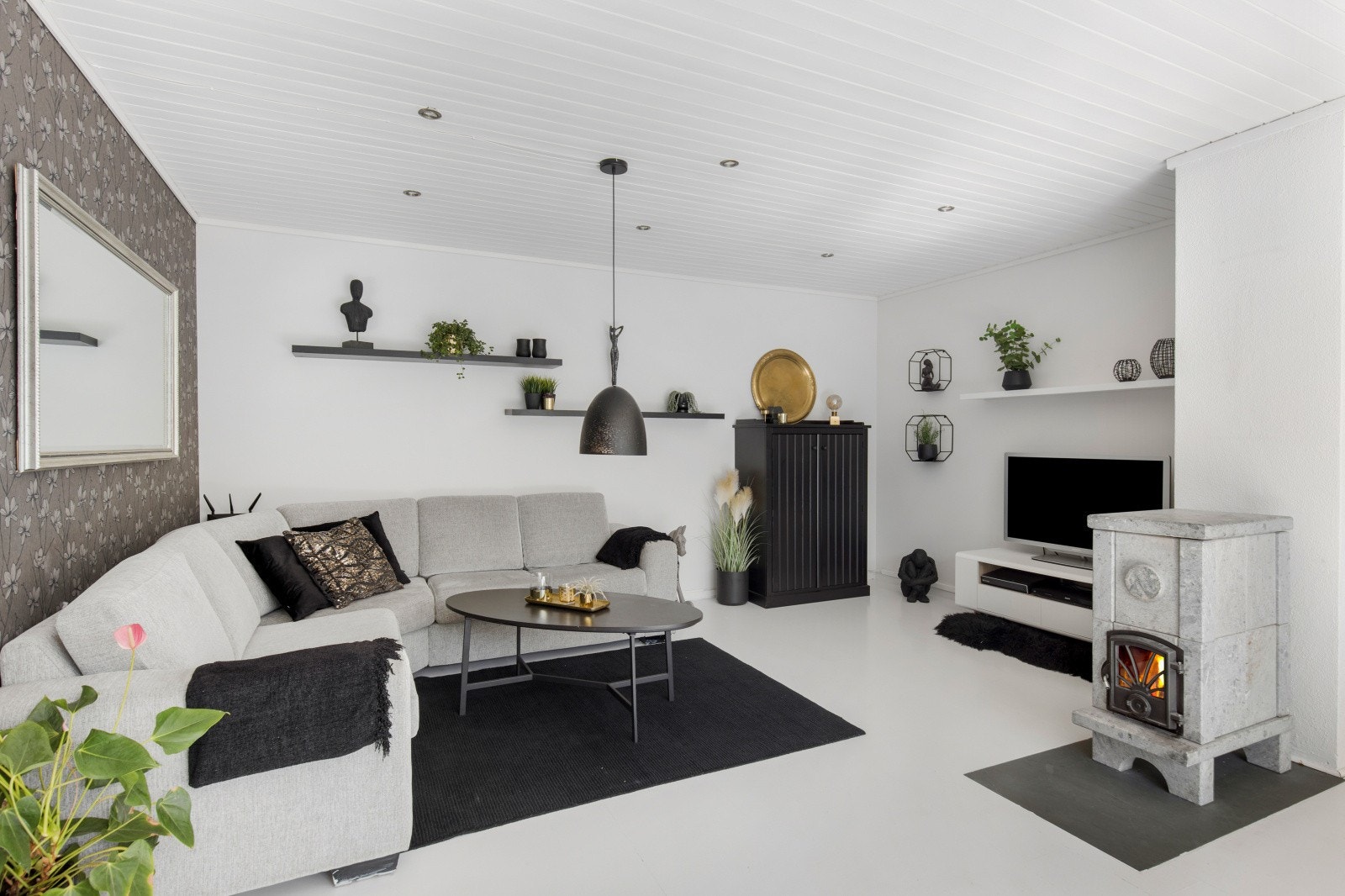 Stua er lys og åpne med god plass til sofagruppe og tilhørende møblement. Galleribilde