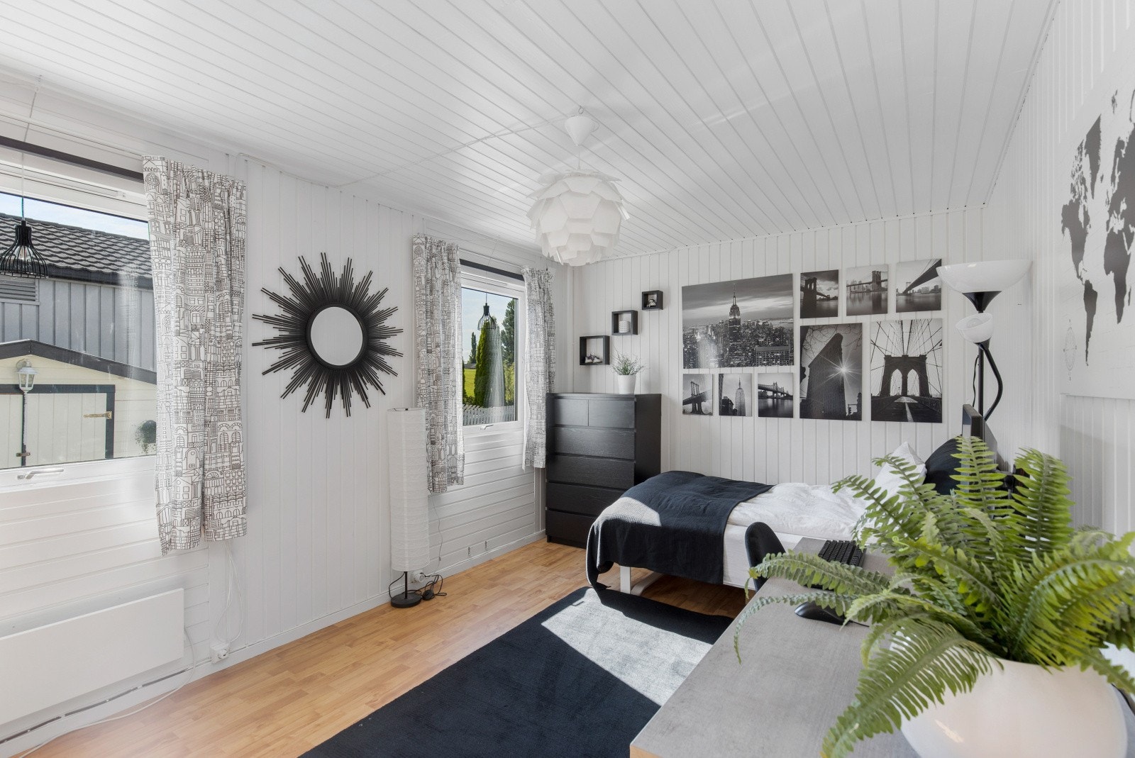 Romslig soverom på 15 kvm med god plass til dobbelseng og garderobeløsninger. Galleribilde