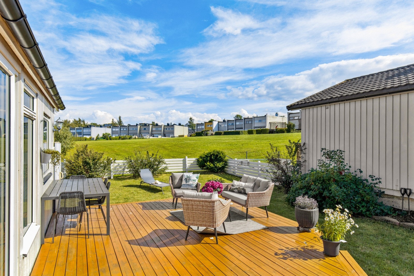 Boligen ligger godt til i feltet og grenser mot friområde. Galleribilde