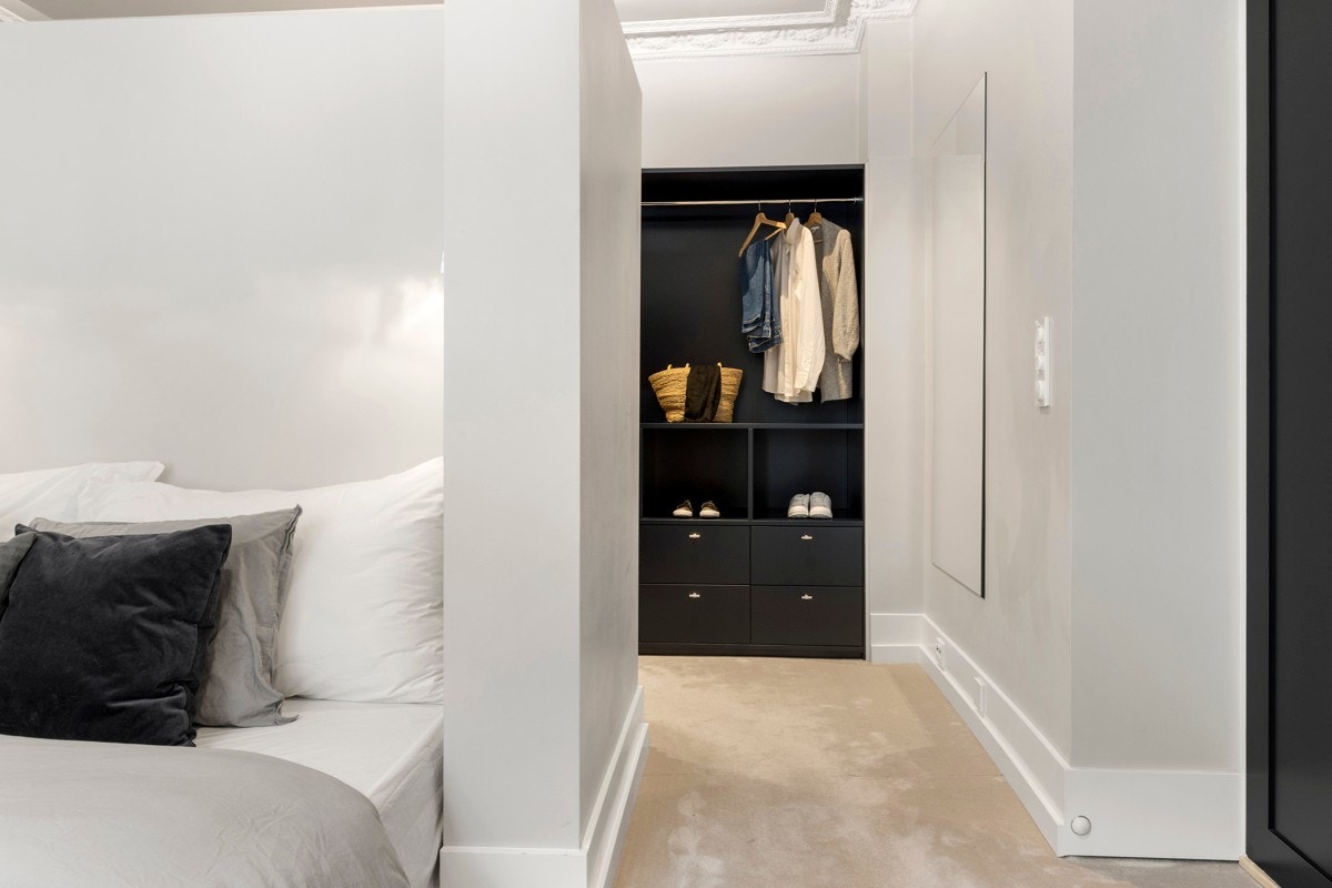 Walk in closet på hovedsoverommet Galleribilde