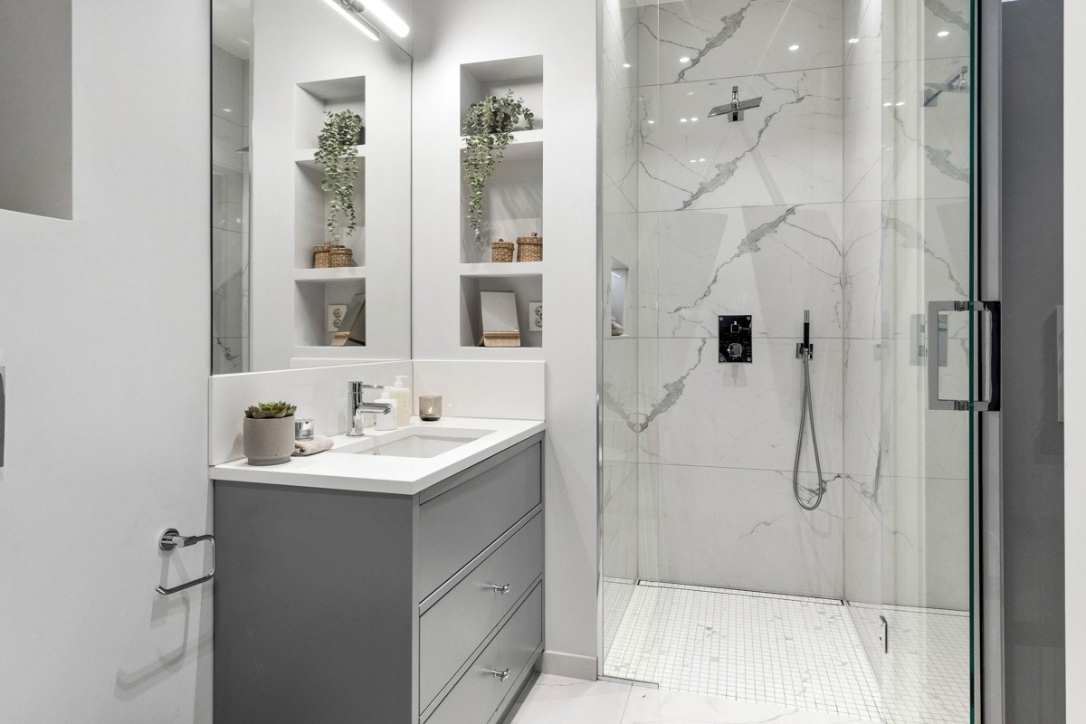 Bad 2 med dusjnisje og opplegg for vaskemaskin Galleribilde