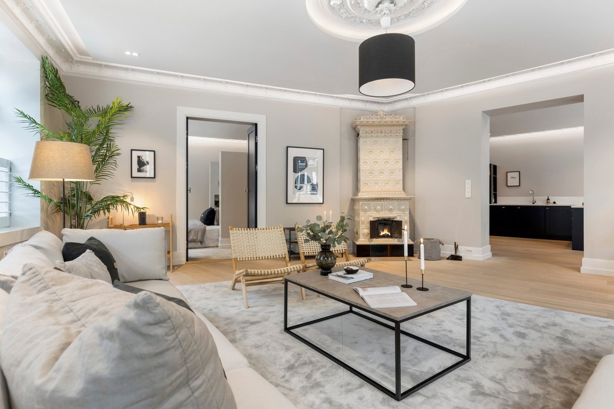 Svenskeovn i stuen. Flotte enstavs eikegulv i alle oppholdsrom Galleribilde