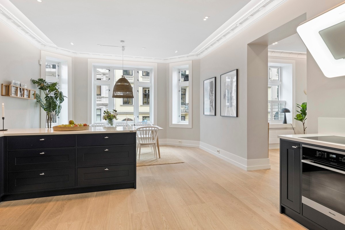 Lekkert snekkerbygget kjøkken med moderne hvitevarer Galleribilde