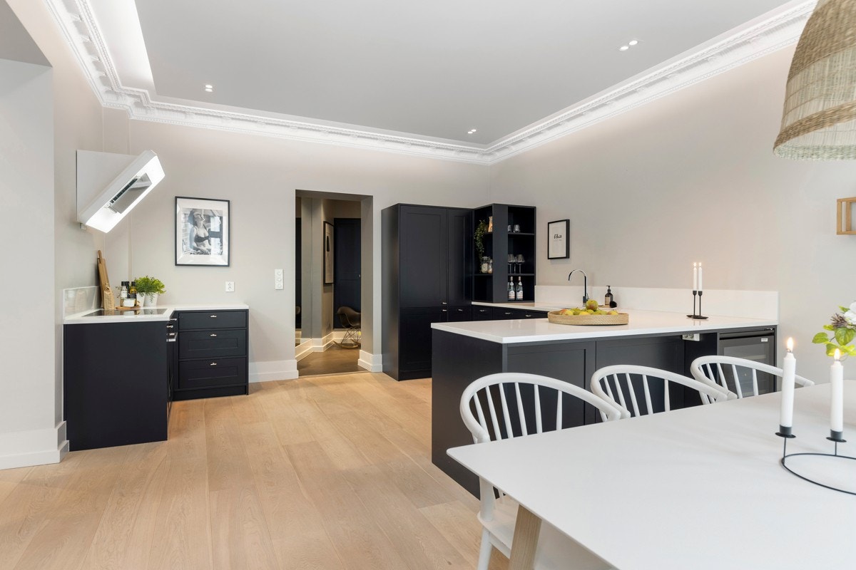 Meget god benk- og skapplass på kjøkkenet Galleribilde