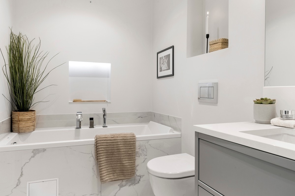 Bad hovedsoverom. Begge badene er lekkert innredet med marmor og moderne baderomsinnredning Galleribilde