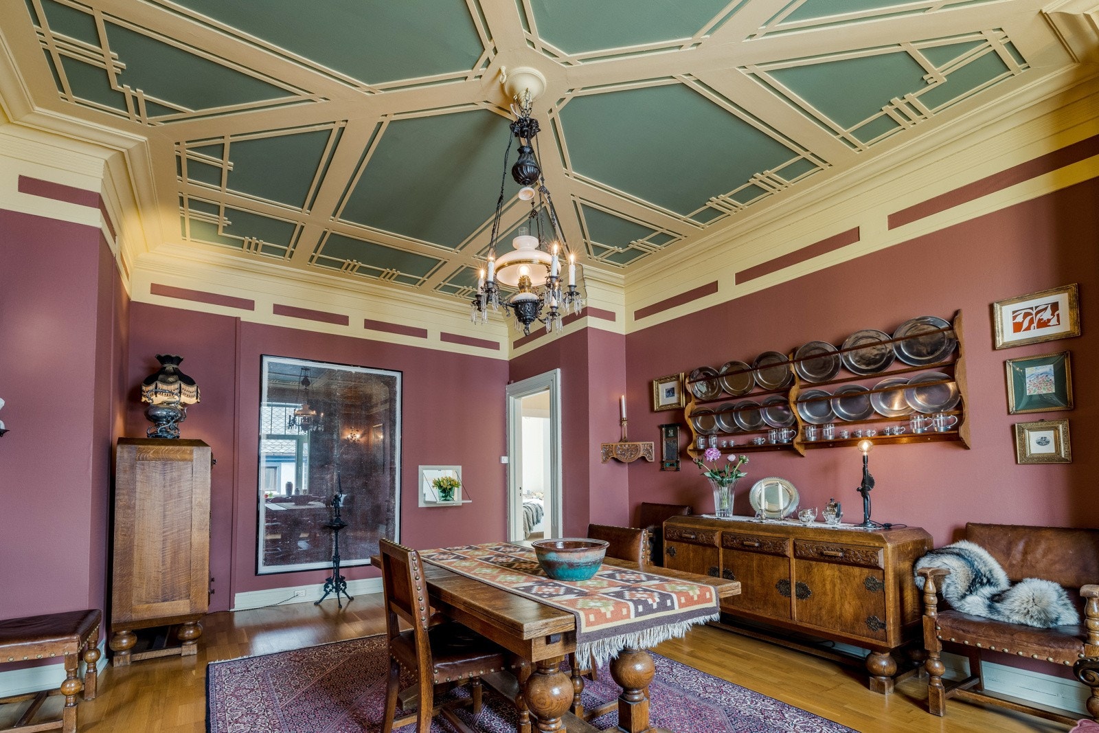 Leiligheten har en klassisk Jugendstil eller art nouveau som det heter på fransk Galleribilde
