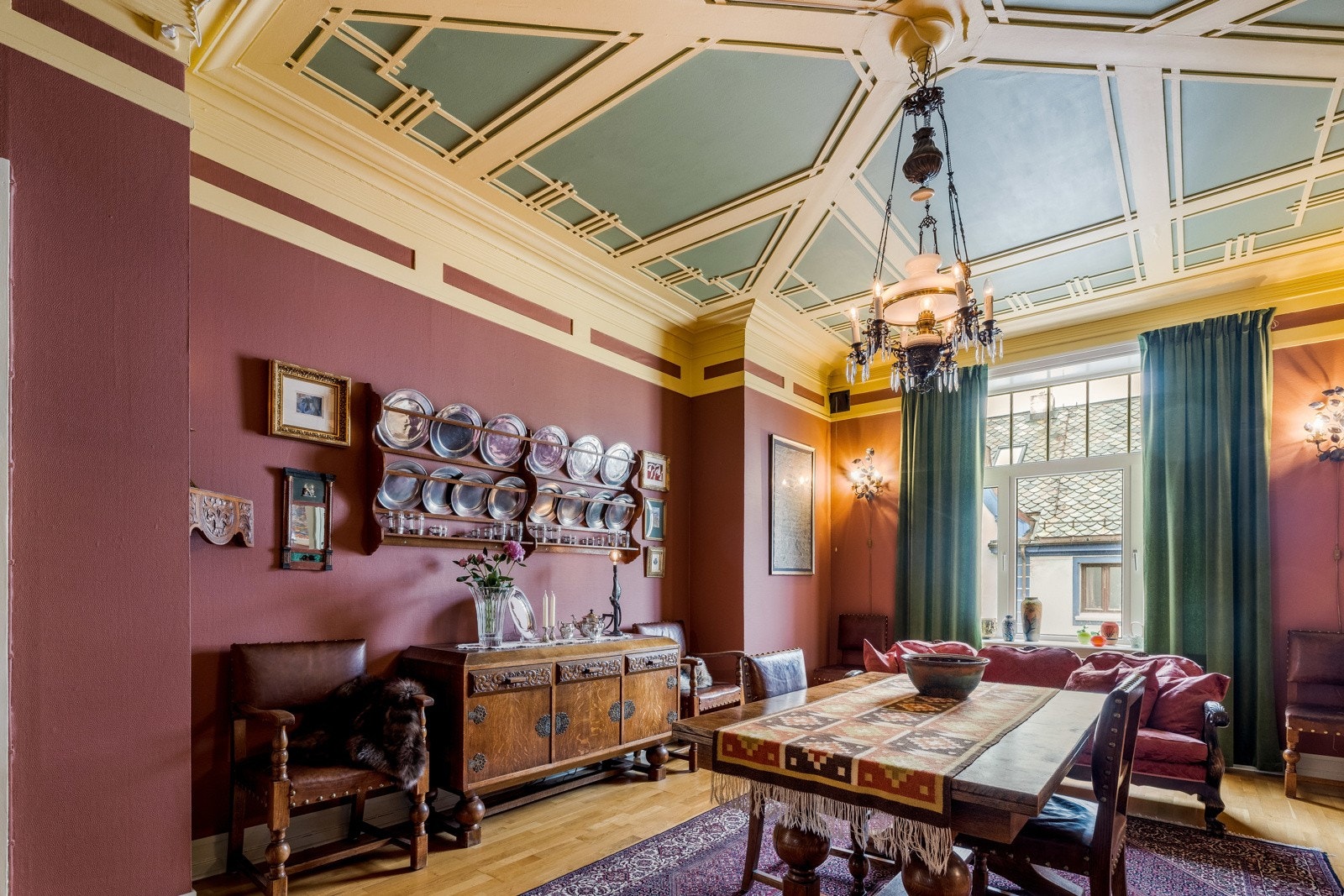I denne spisestuen er det plass til mange gjester hvor man kan nyte hyggelige måltider sammen med flotte omliggende detaljer Galleribilde
