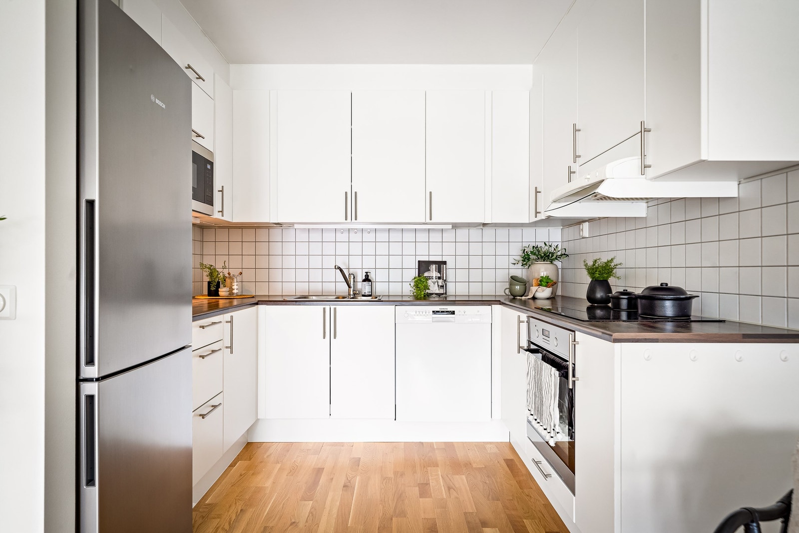 Medfølgende hvitevarer bestående kjøleskap/frys, oppvaskmaskin, ovn, platetopp og mikro. Galleribilde