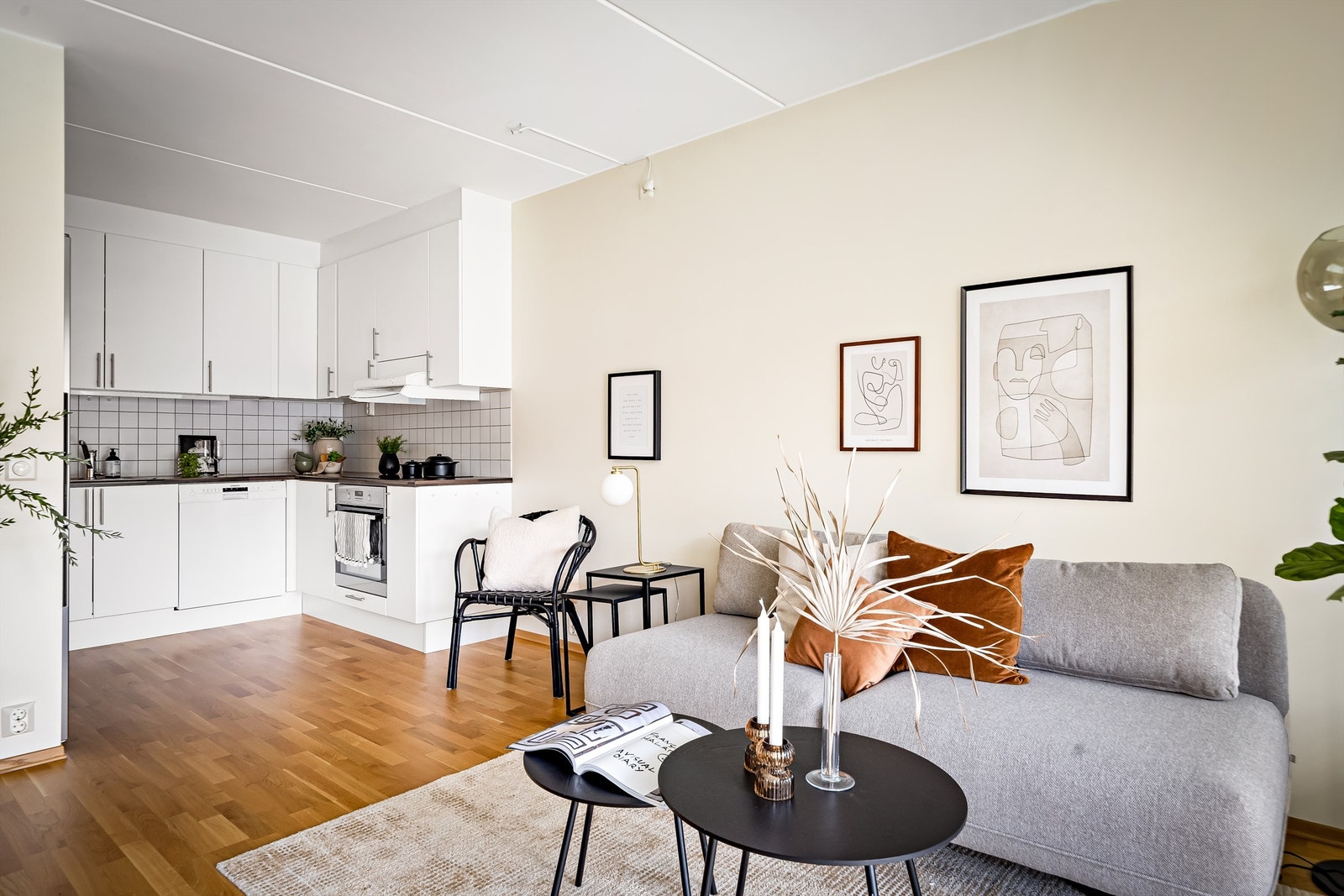 Kjøkkeninnredningen har hvitefronter, håndtak i stål og benkeplate av laminert spon. Galleribilde