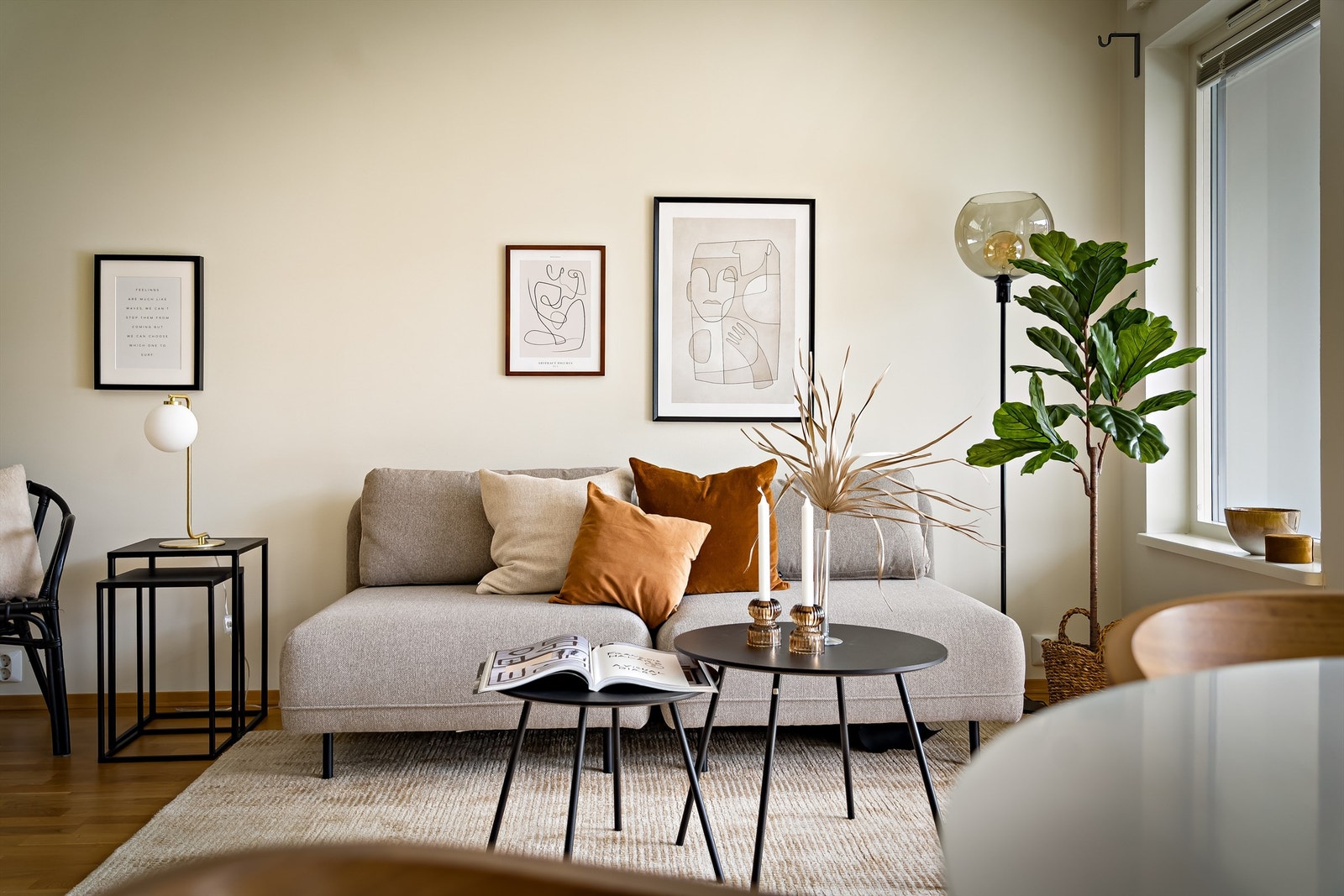 Naturlig plass for stuemøblement som sofa merd tilhørende salongbord. Galleribilde