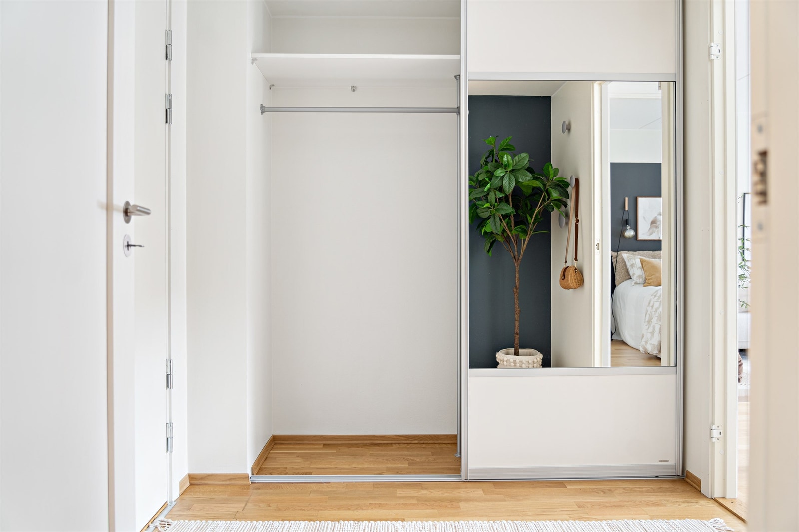 Medfølgende skyvedørsgarderobe med speil på fronten. Galleribilde