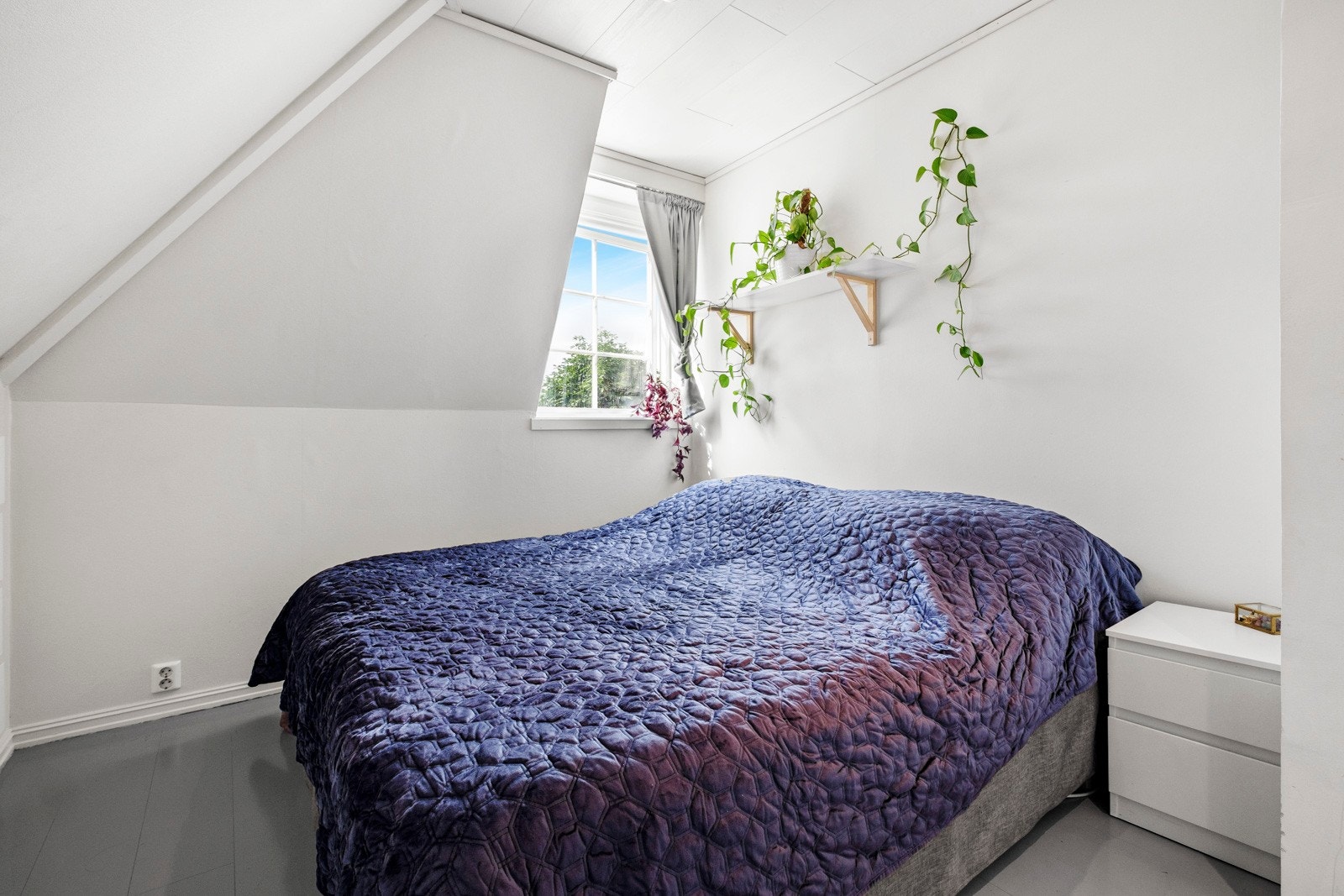 Stort soverom med innebygget garderobeløsning i knevegger. Galleribilde