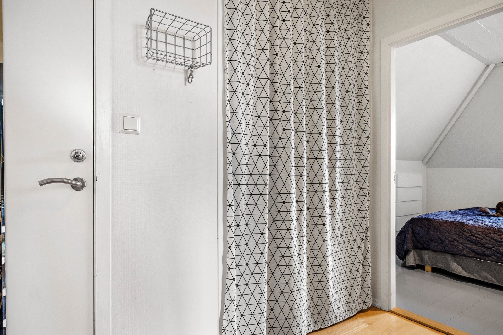 Inngangsparti med lagringsplass bak gardin, og luke opp til lagringsloft. Galleribilde