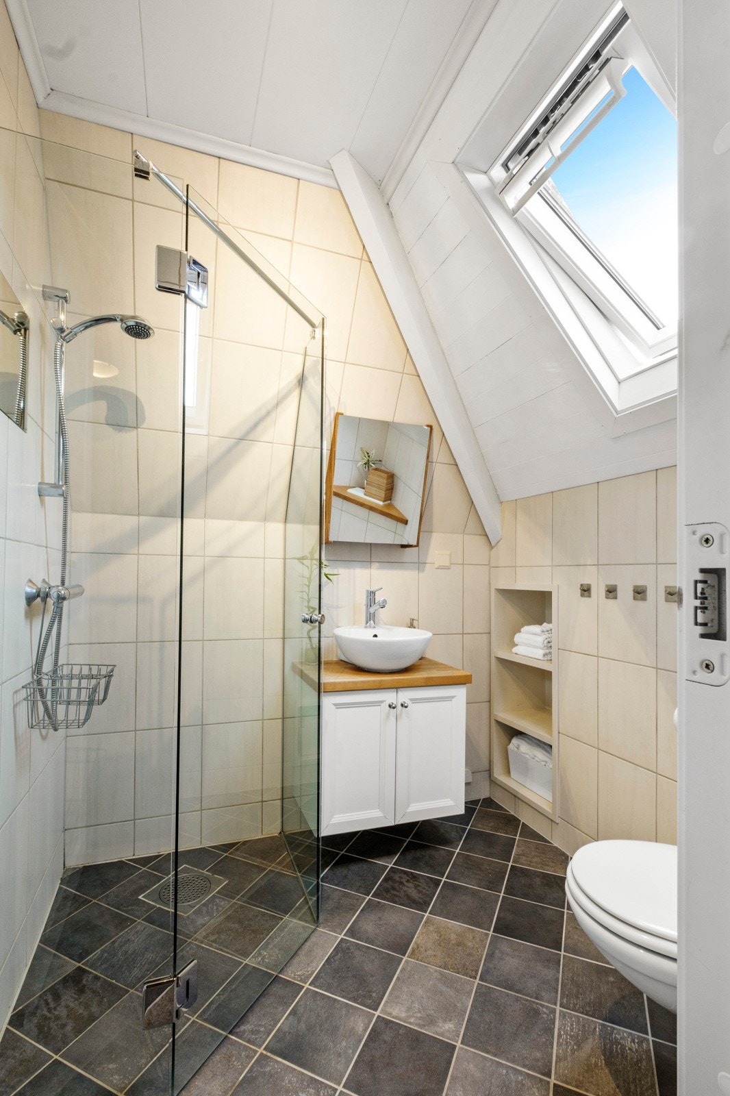 Pent bad med varmekabler og bereder plassert i knevegg. Galleribilde