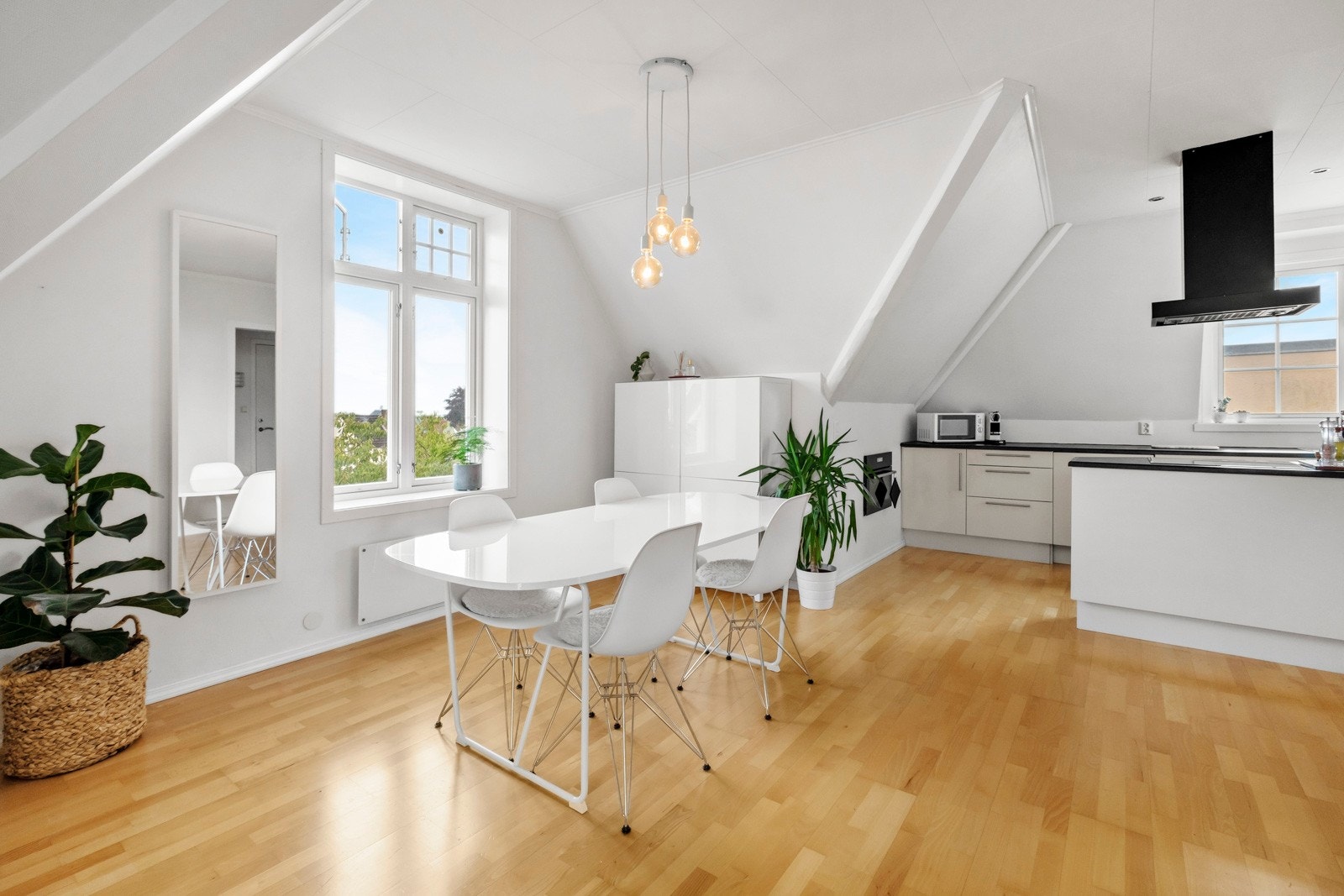 Åpne rom med god plass til møblering. Galleribilde