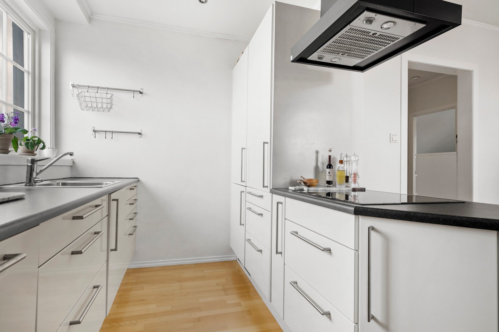 Integrerte hvitevarer medfølger handelen. Galleribilde