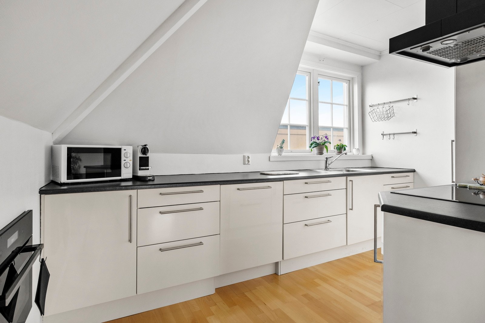 Innholdsrikt kjøkken med skap- og benkeplass til det man måtte trenge av kopper og kar. Galleribilde