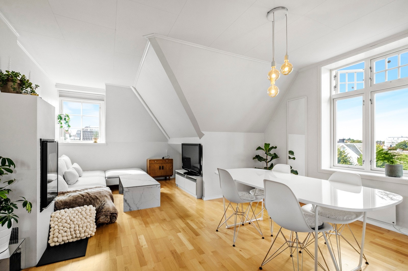 En lys og luftig stue som ligger i åpen løsning mot kjøkkenet. Galleribilde