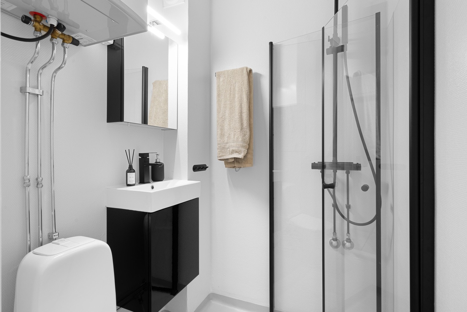 Flott bad på 2 kvm med ny innredning, nye dusjdører og varmekabler i gulv. Badet er vurdert til tilstandsgrad 1 av takstmann Galleribilde