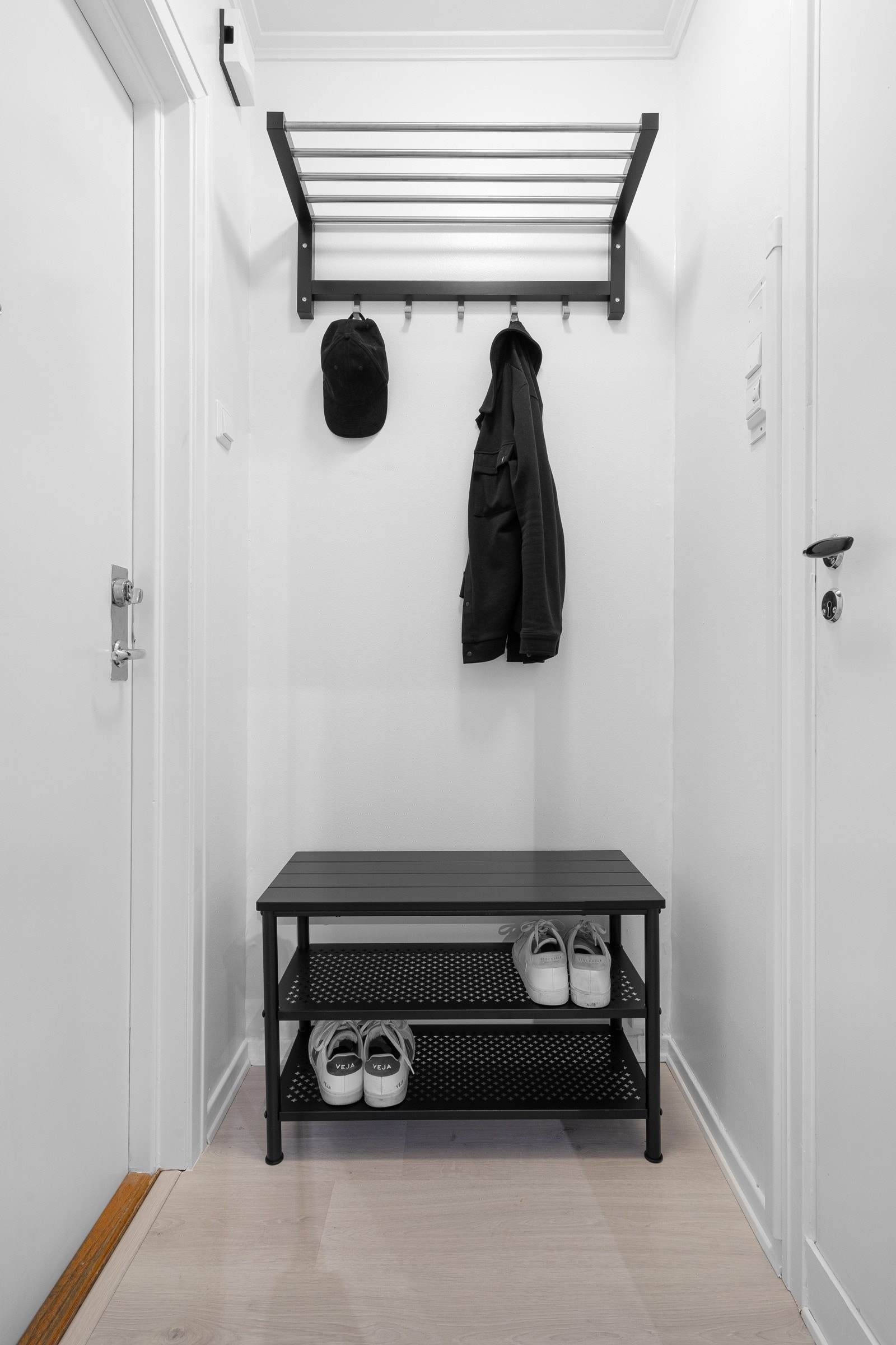 Lyst inngangsparti med plass til oppbevaring av yttertøy og sko Galleribilde