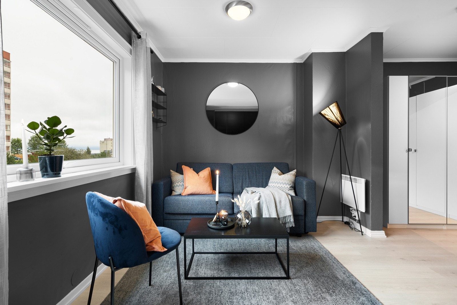 Her har du en åpen stue- og kjøkkenløsning på hele 18 kvm med plass til flere sittegrupper Galleribilde