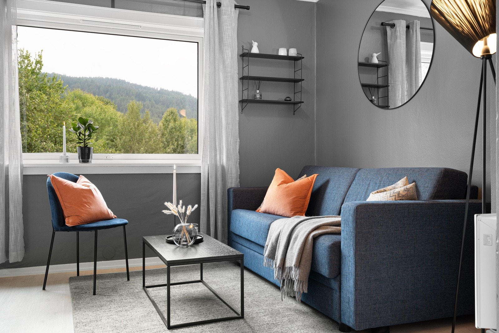 Leiligheten fremstår stilren og er nymalt med tidsriktige fargevalg Galleribilde