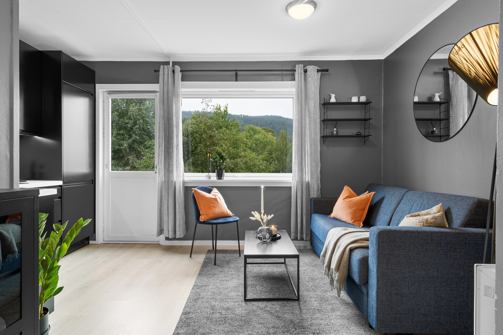 Store vindusflater setter et lyst og luftig preg på boligen Galleribilde