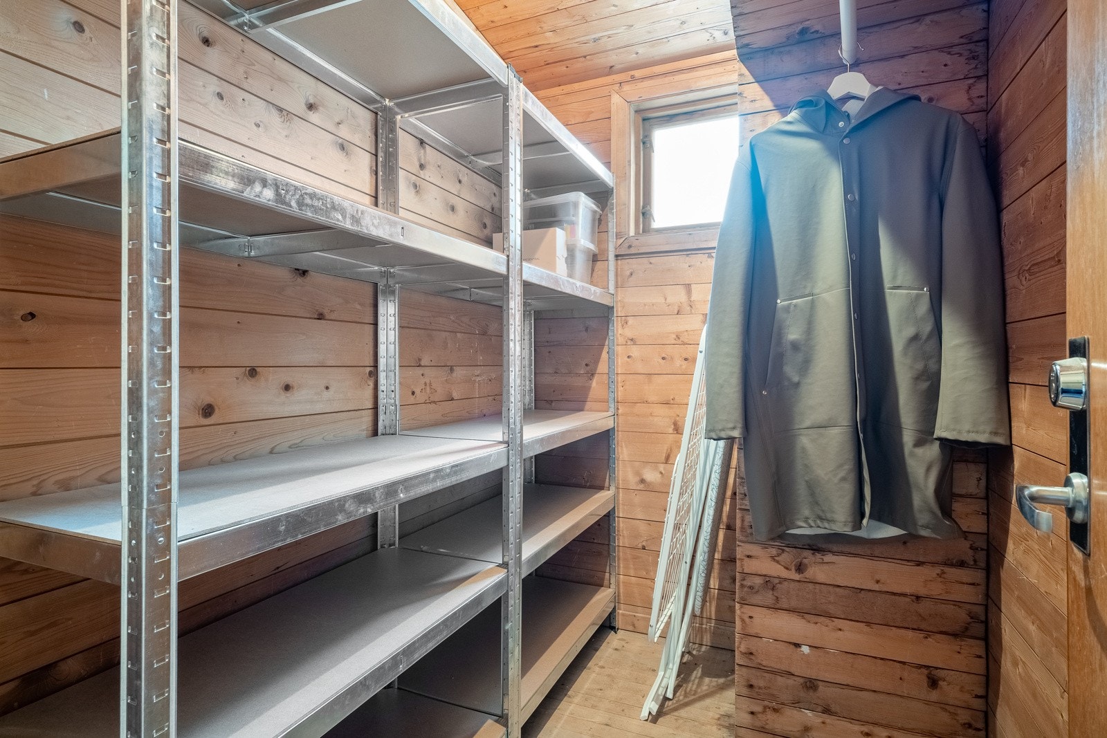 Stor og praktisk bod tvers over gangen for leiligheten Galleribilde