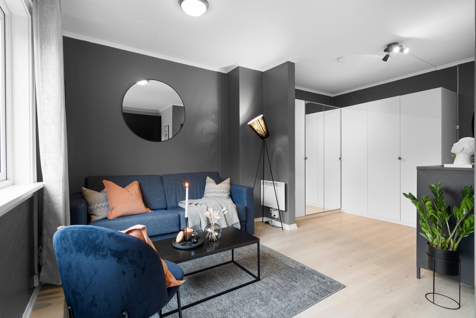 Det er gjennomgående bruk av ny laminat på gulv i hele boligen Galleribilde