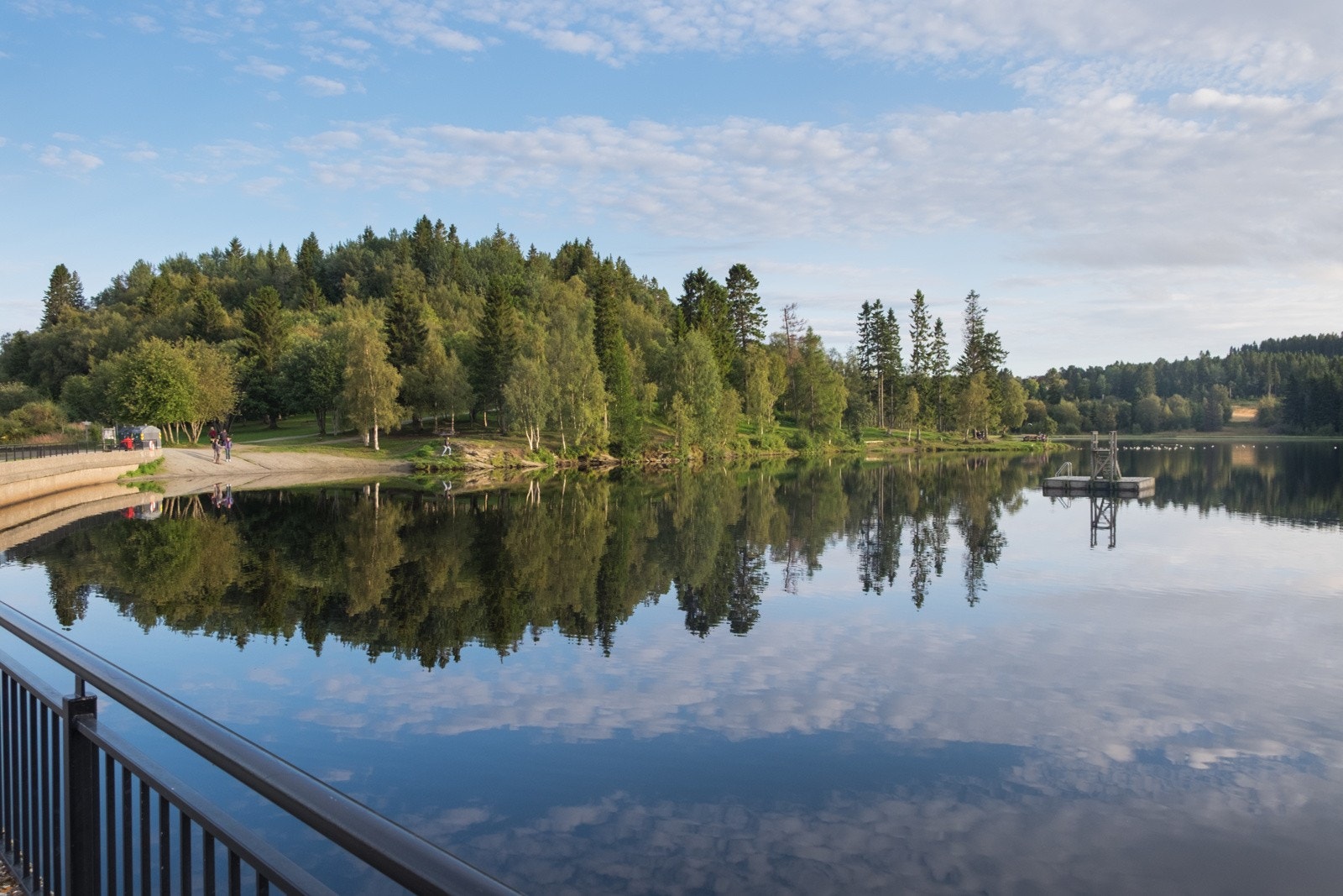 Med ilabekken like utenfor døren, har du en flott tursti opp til Theisendammen og Bymarka Galleribilde