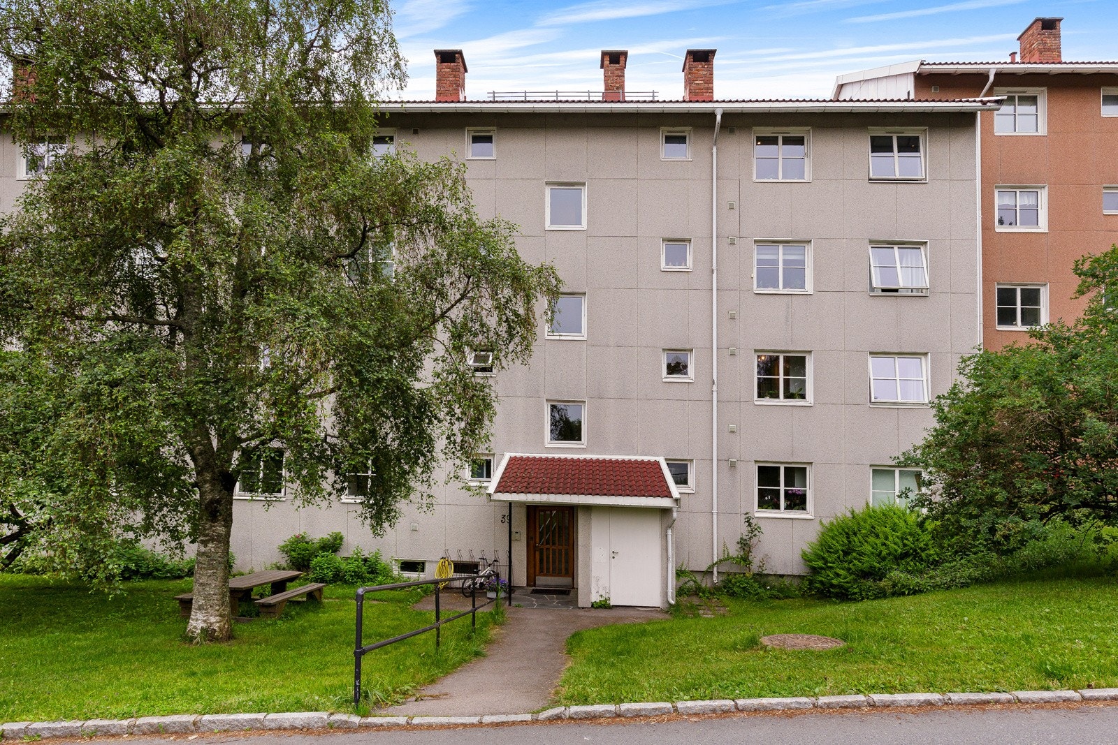 Sameiet består av 40 seksjoner og ligger i bydel Bjerke i Oslo kommune. Galleribilde