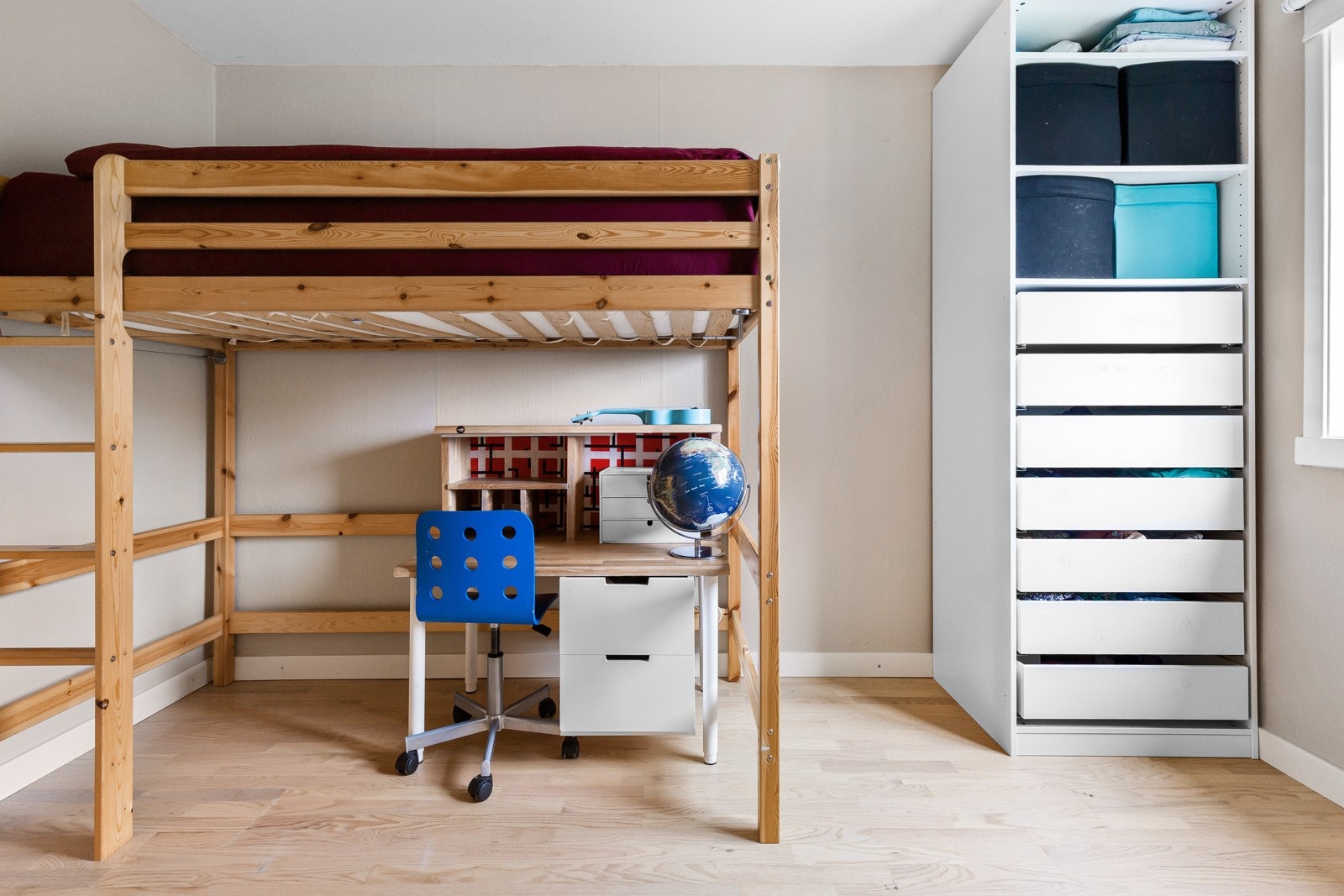 Dette rommet er perfekt til å innrede som barnerom, gjesterom, kontor eller en kombinasjon av disse. Galleribilde